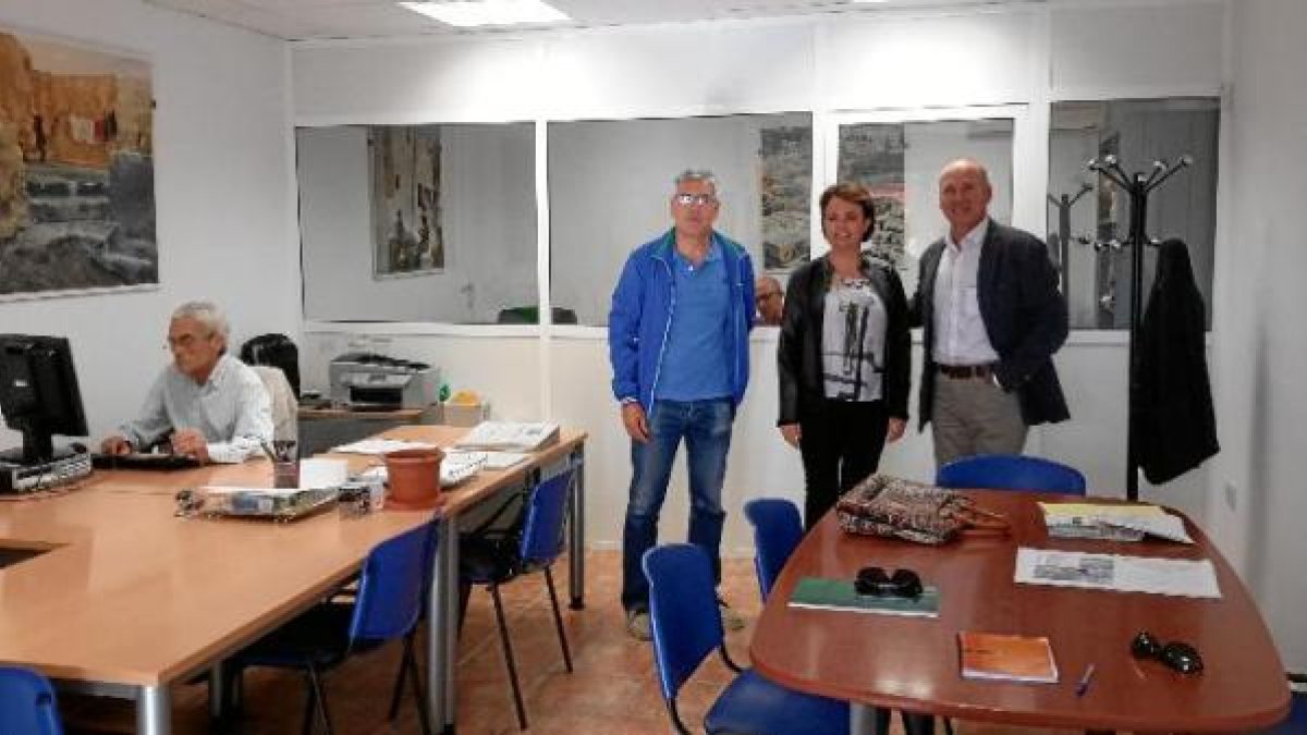 Visita de Joaquín Jiménez y su equipo a la oficina de atención de La Chanca