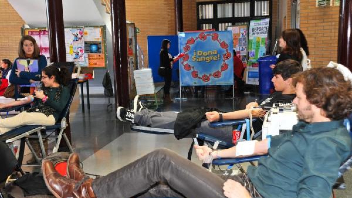 Donantes de sangre en el campus de la UAL.