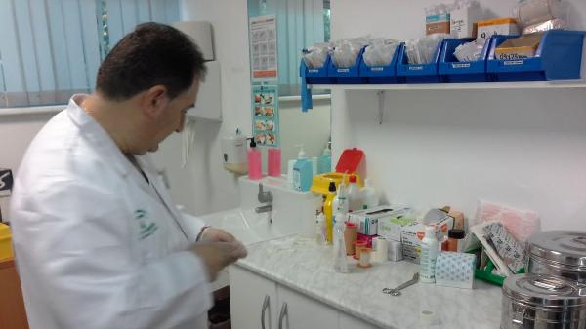 Un sanitario prepara la vacunación antigripal y antineumocócica.