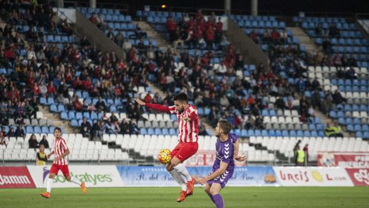 Chuli en una jugada del Almería-Valladolid.