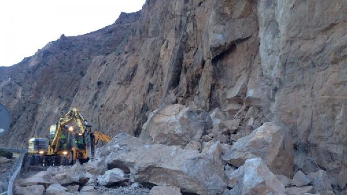 Las máquinas trabajan para retirar las rocas en la carretera del Cañarete.