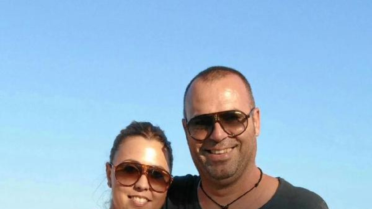 El joven matrimonio que ha puesto en marcha esta iniciativa en el municipio de Adra.