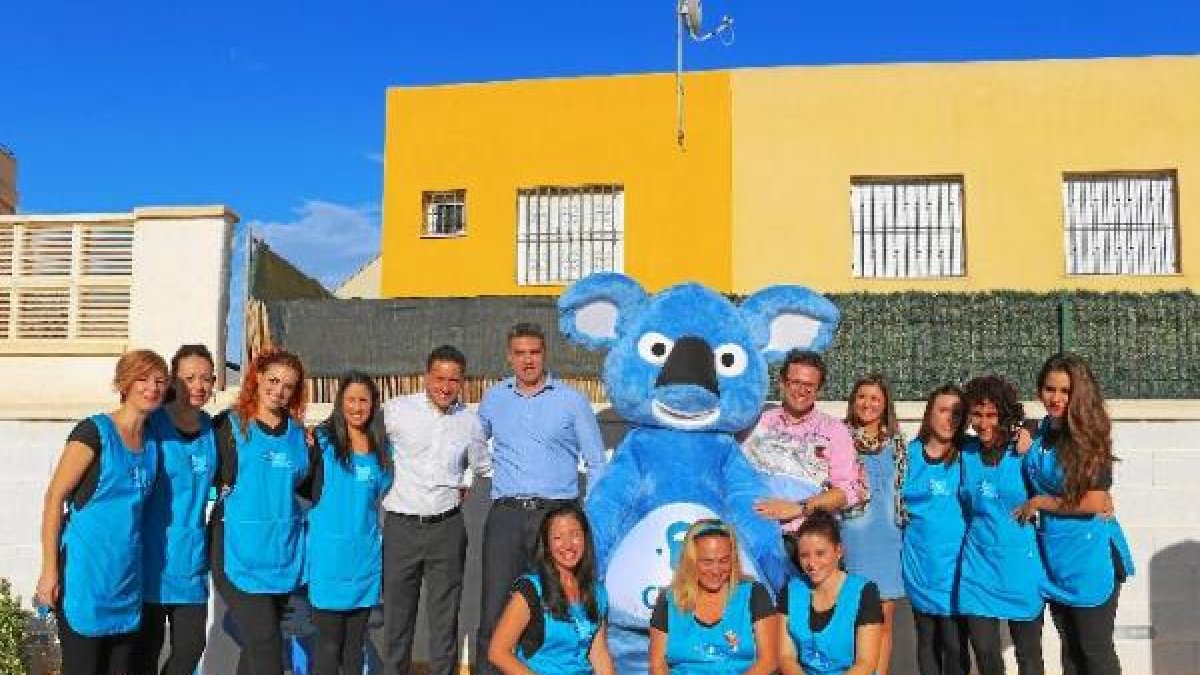 El equipo de profesionales  el centro, junto al alcalde de Viator y representantes de Clece.