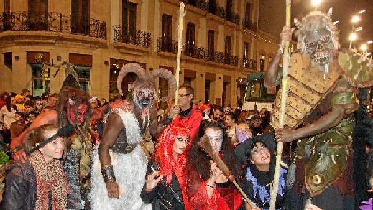 Pasacalles de la Noche en Negro en Puerta Purchena.