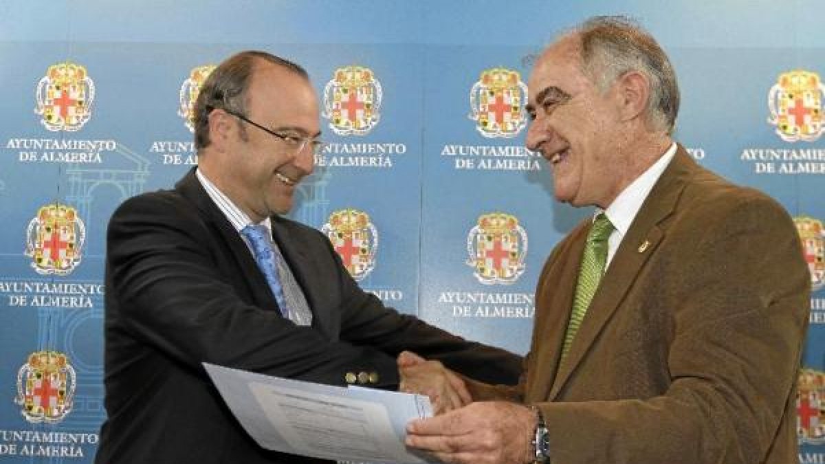 El alcalde de Almería con Martín Doblado.