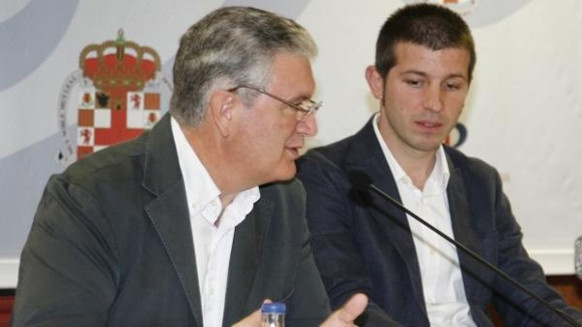 Bonillo, director general del Almería, junto al seleccionador Albert Celades.