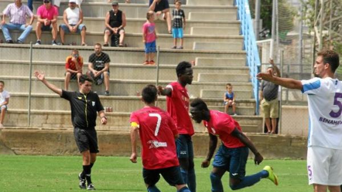 Dominique celebrando un gol ante el Malagueño.
