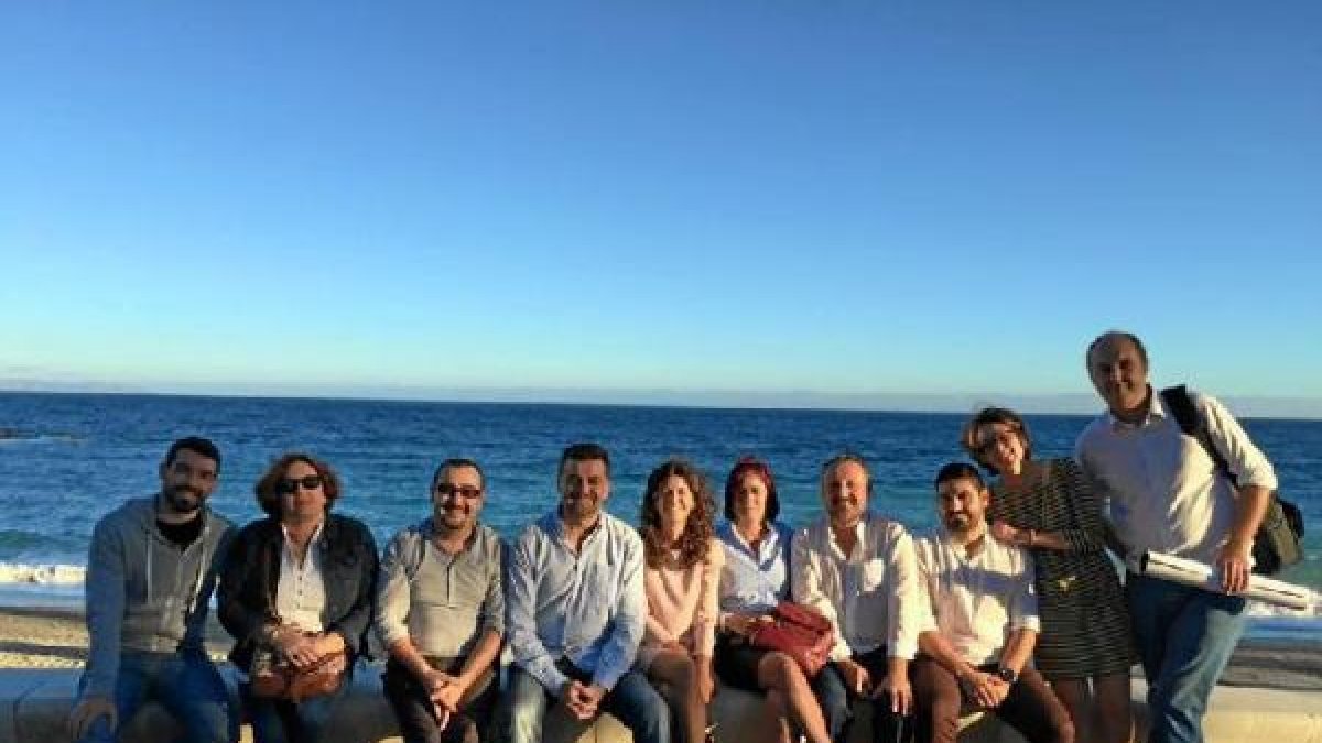 Antonio Maíllo se fotografío con sus compañeros de Izquierda Unida en su visita. M.A. Munuera.