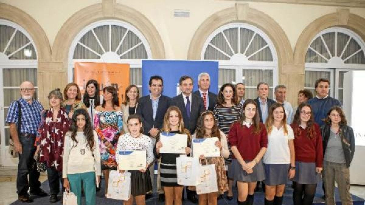 Ganadores y organizadores del concurso literario posando ayer en el Patio de Luces del Palacio Provincial.