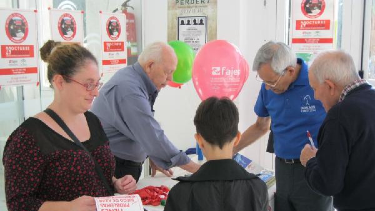 Mesa informativa del Día Sin Juego de Azar en la Bola Azul.