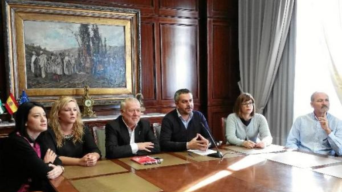 Diputados socialistas ayer junto a su portavoz.