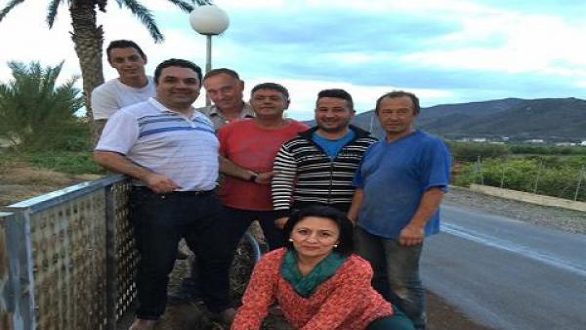 La alcaldesa con vecinos de la barriada beneficiada.