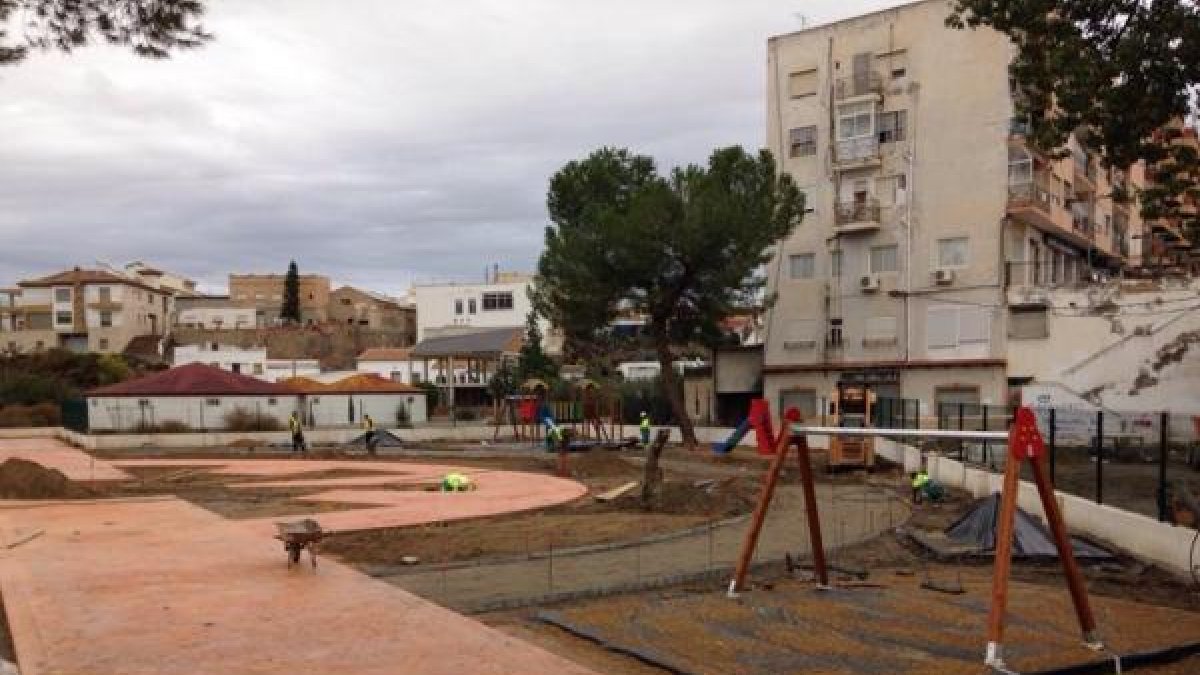 Trabajos de cnostrucción del nuevo parque infantil de Albox esta semana.