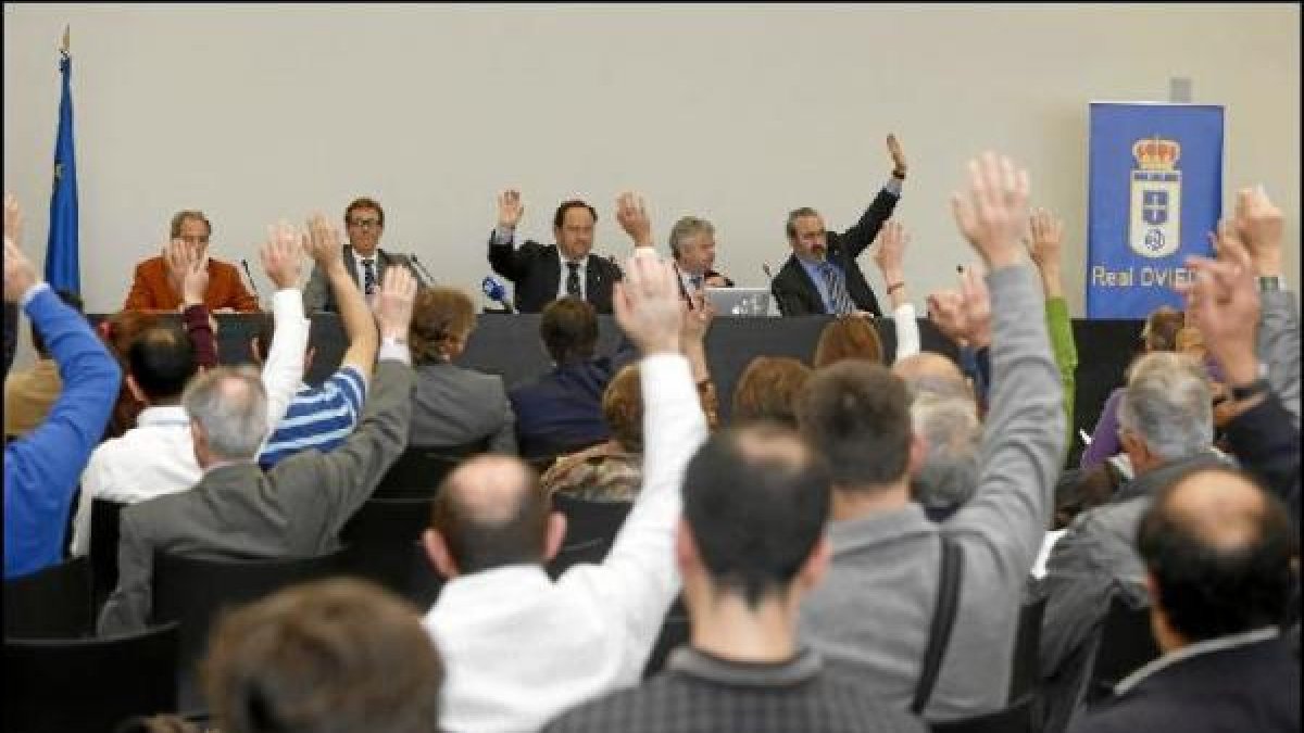 Junta de accionistas del Real Oviedo.