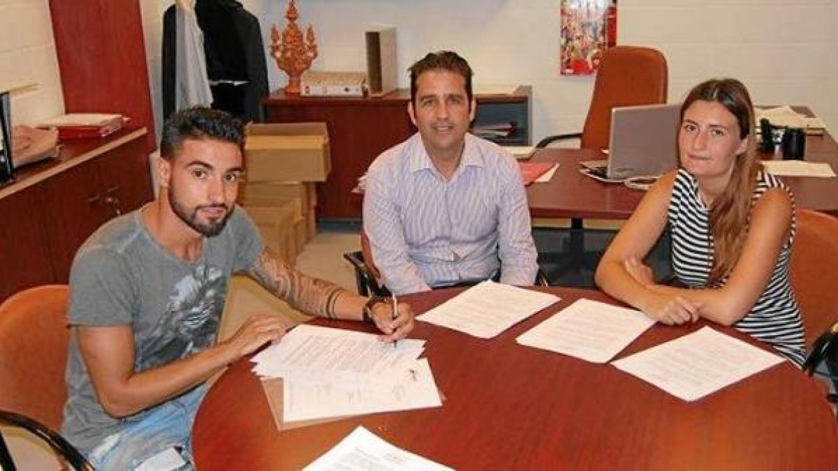 El goleador Chuli firmando su contrato de larga duración con el Almería.