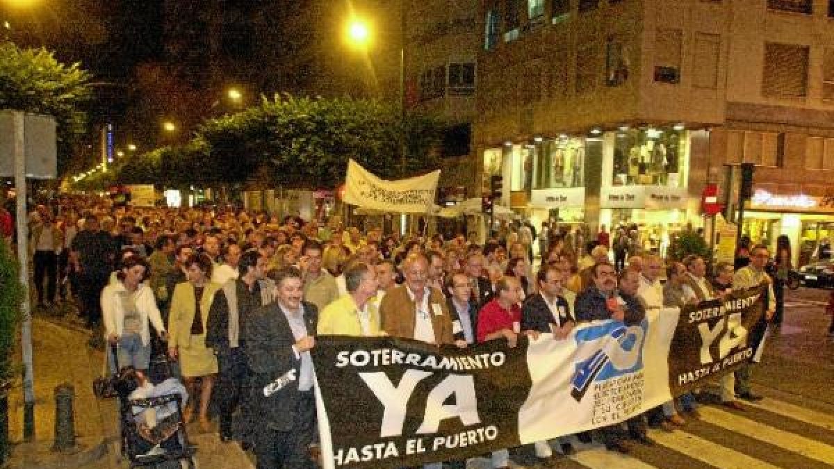 Mnifestación pidiendo el soterramiento en el año 2002.