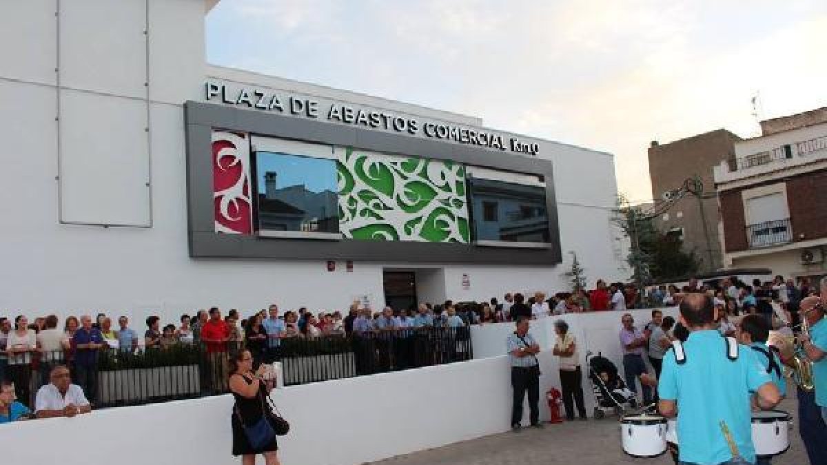 Vecinos en el nuevo Comercial el día de su apertura, el pasado septiembre.