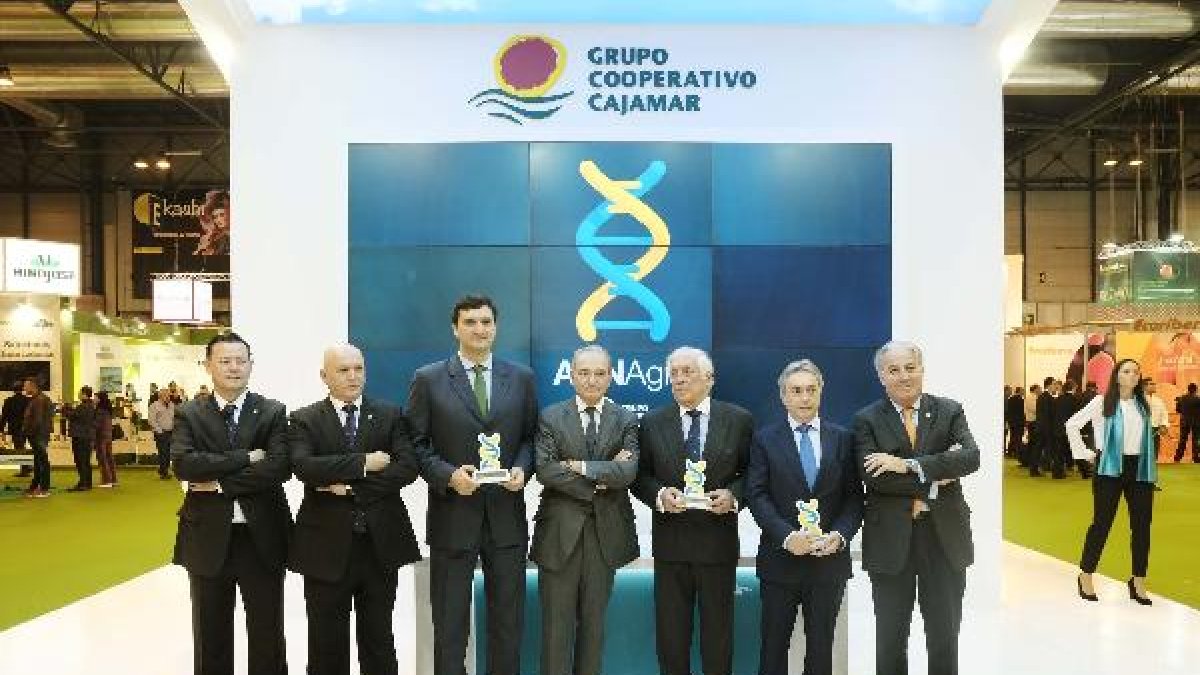 Foto de familia con las distinciones.