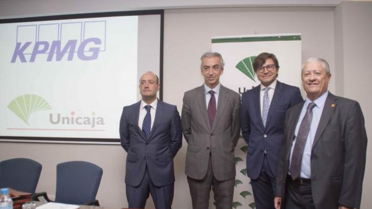 miguel Ferre, junto a los organizadores de la Jornada y el vicepresidente de Asempal