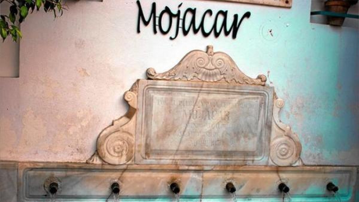 La fuente de Mojácar es conocida también como la de los doce caños y es de la época árabe.