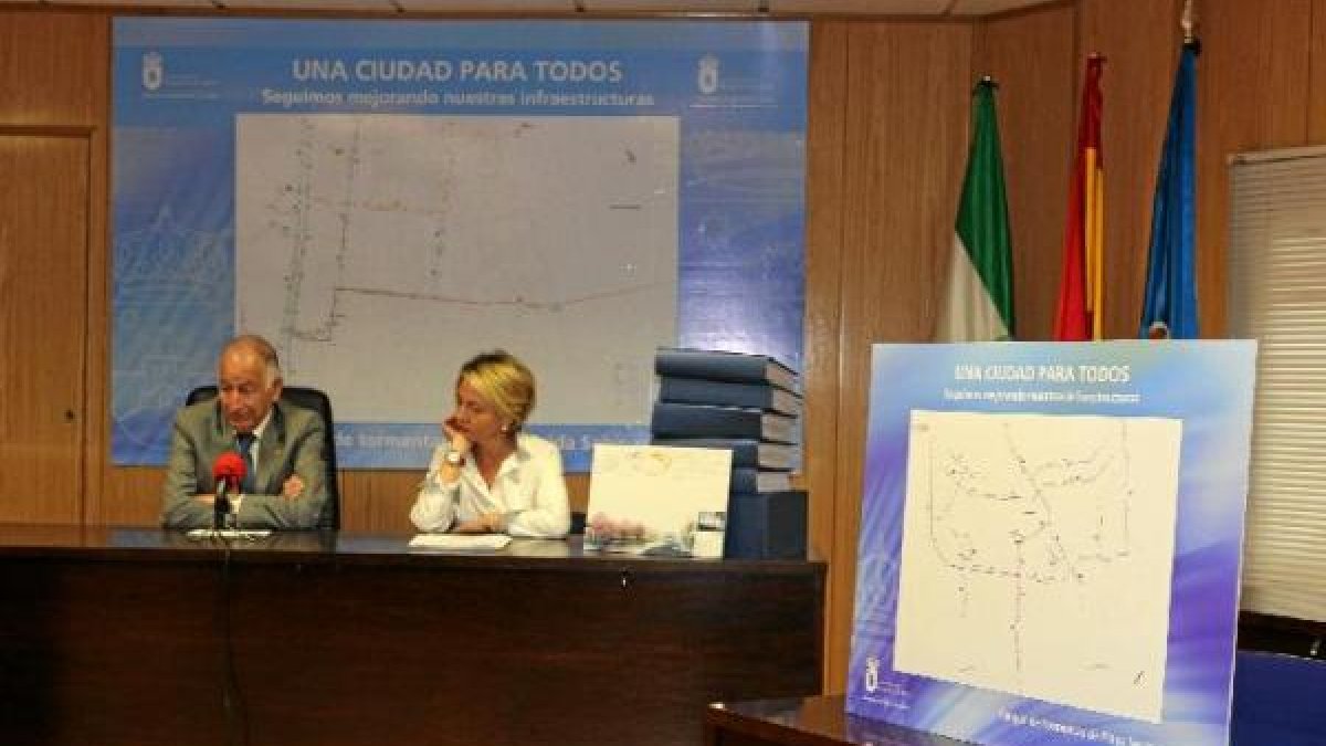 Amat y Cabrera, ayer, durante la presentación de las obras de la balsa de tormentas y demás infraestructuras.