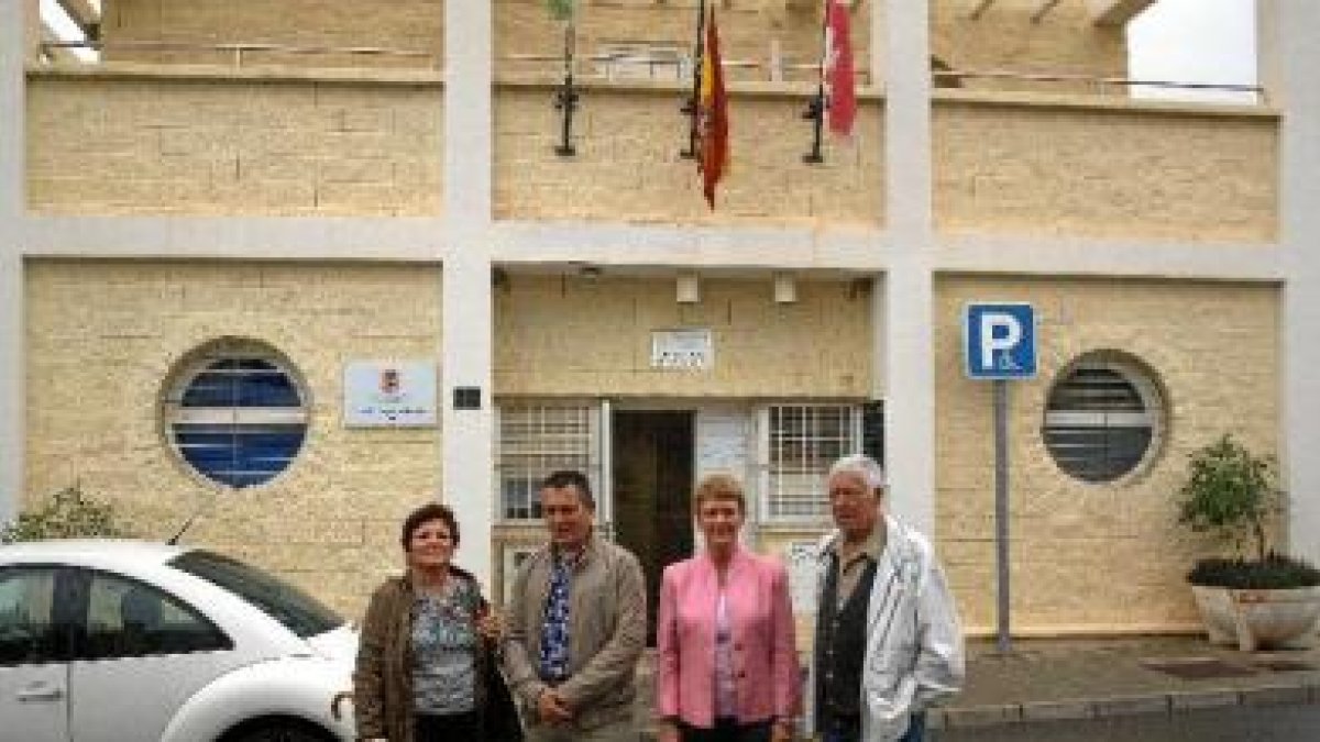 Los concejales socialistas en la oficina periférica de El Alquián