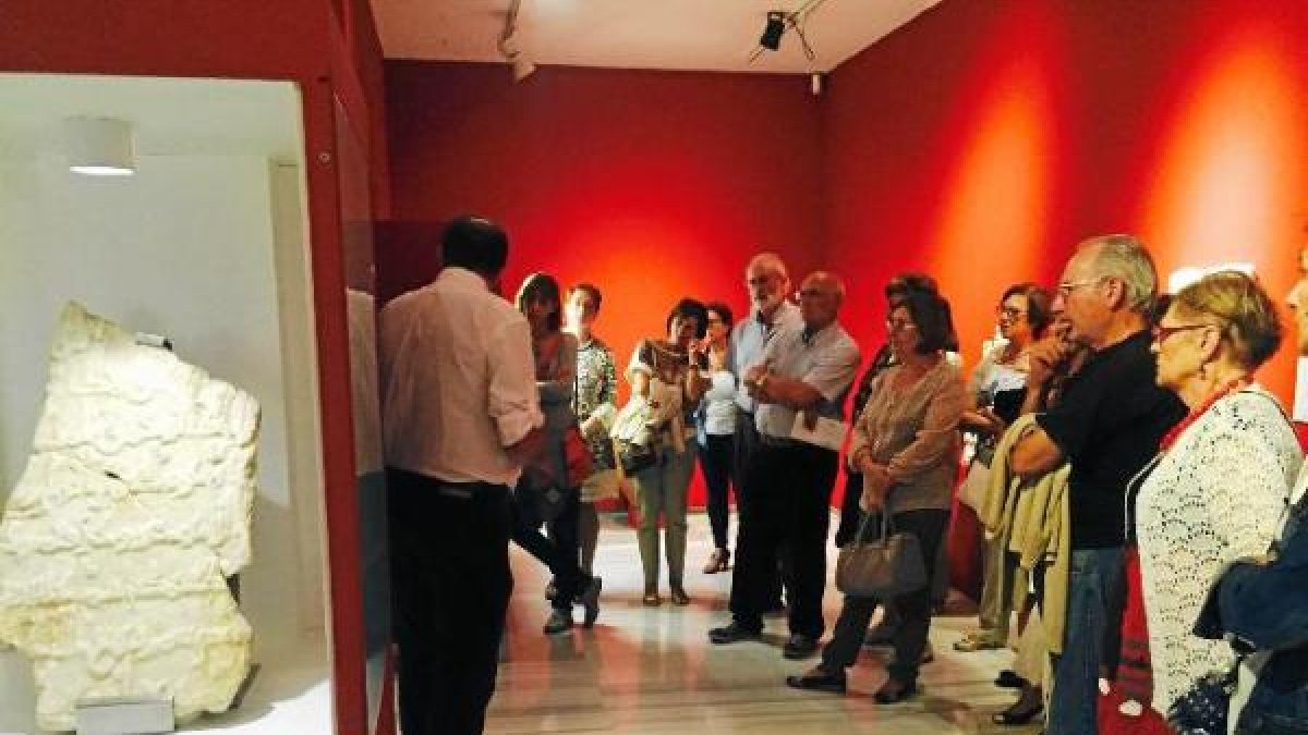 Visita de la Asociación Luis Siret de Amigos del Museo a la exposición ‘Al-Mariyya’.