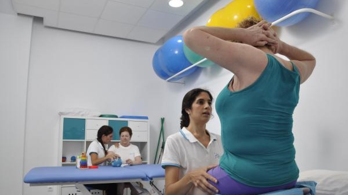La Fisioterapeuta Alicia Muñoz tratando a una paciente.