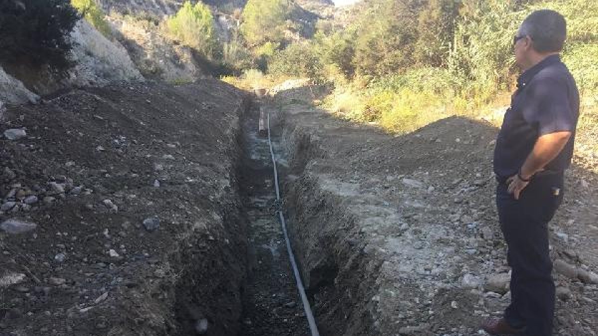 El alcalde supervisa los trabajos en el saneamiento.