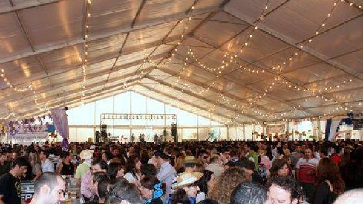 Carpa a rebosar en la Feria del Mediodía de 2014.