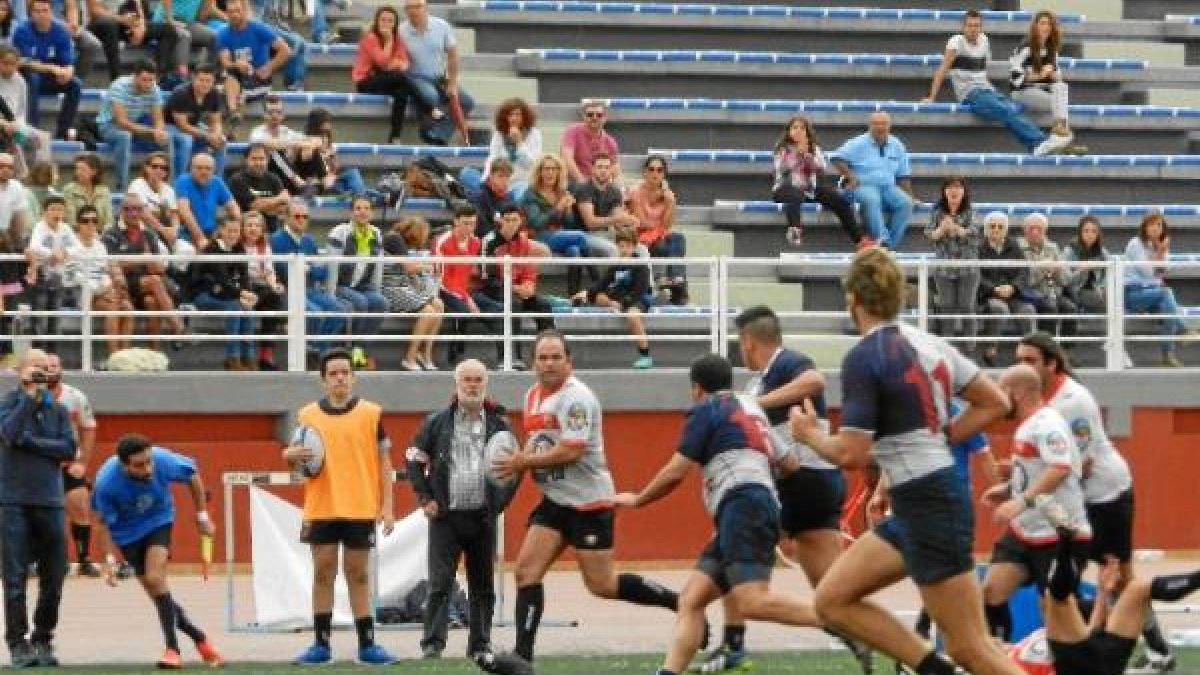 Los aficionados celebraron la primera victoria.