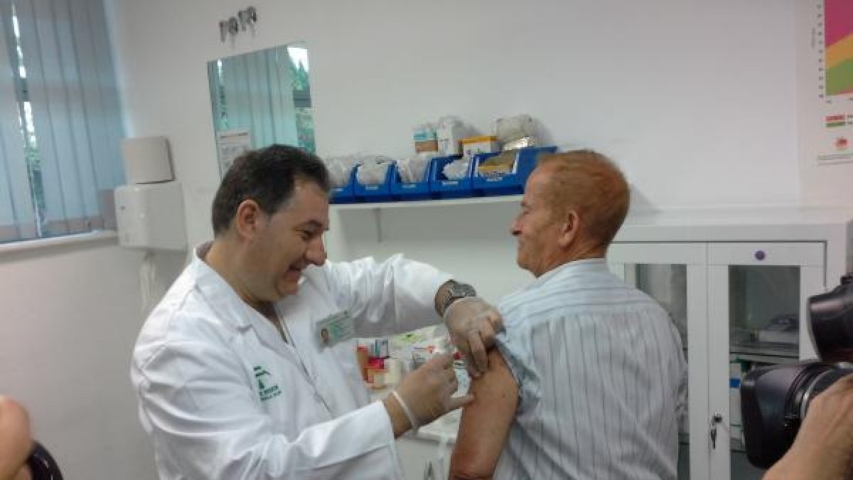 Agustín se vacuna frente a la gripe en el centro de salud de Nueva Andalucía.
