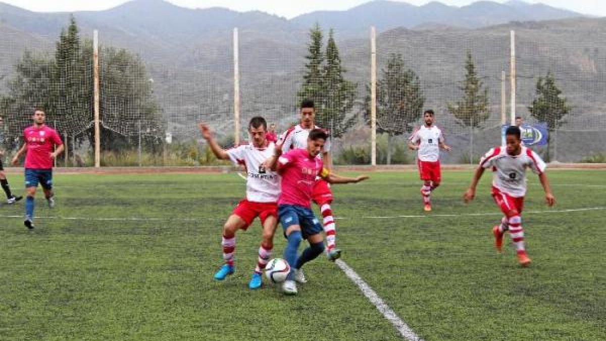 Javilillo conduce el balón en el campo de Los Olivos.