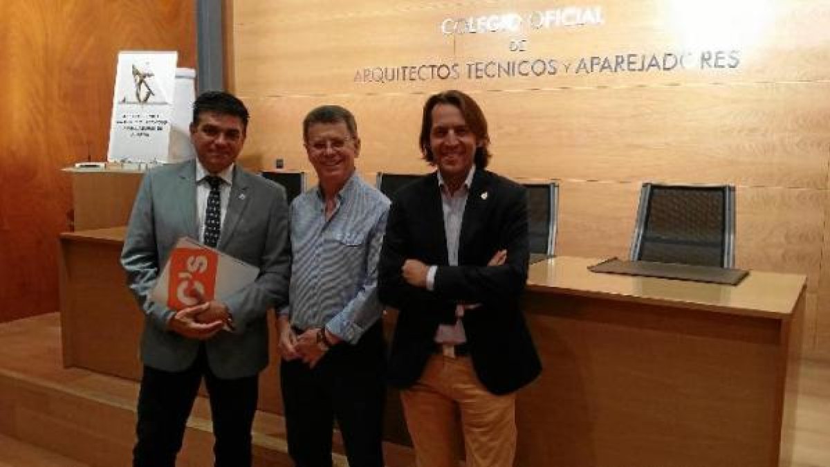 El presidente de los aparejadores, Juan Murcia, junto a los concejales de Ciudadanos Miguel Cazorla y Rafael Burgos