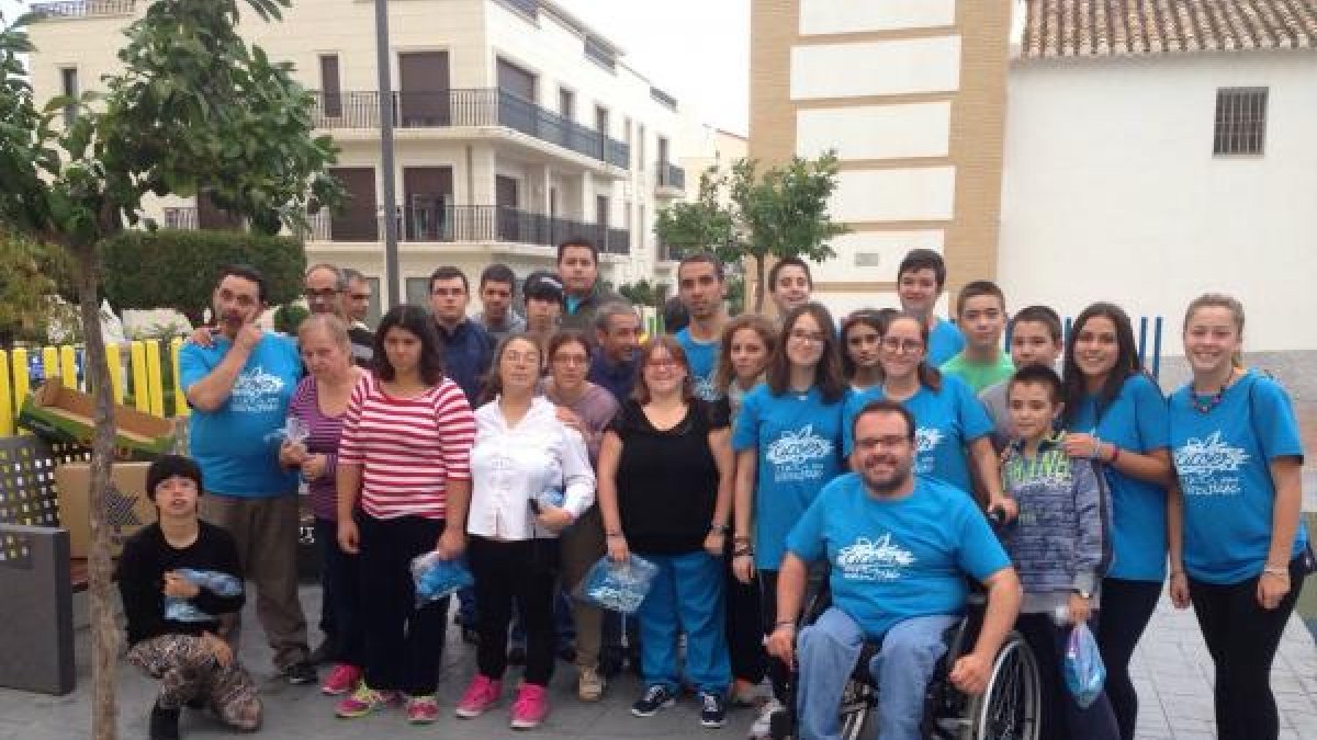 Eugenio, en silla de ruedas, y sus amigos voluntarios