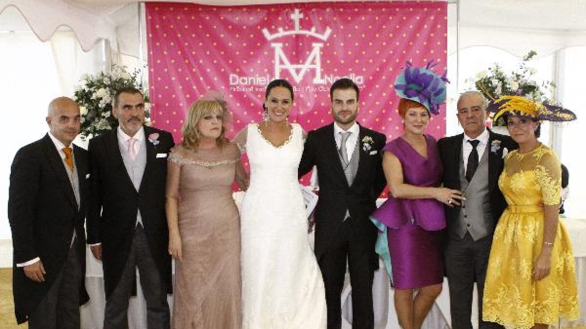 Los novios, Noelia Haz y Dani Valverde, sus respectivos padres, Guille, Manuel, Amparo y Antonio; María del Mar Felices y Manuel González.