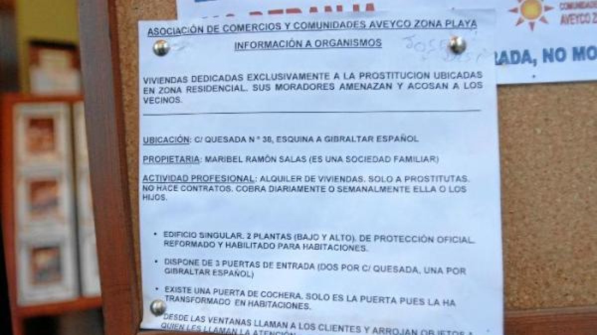 Un cartel en la calle Quesada señala directamente las viviendas.