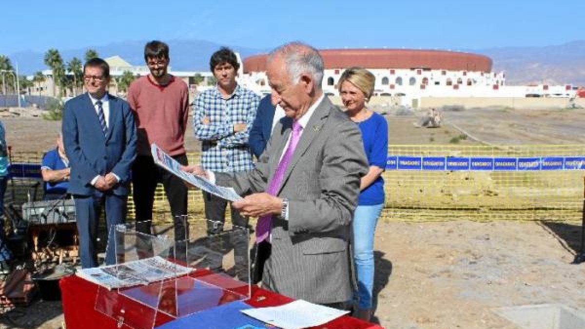 Gabriel Amat con el ejemplar de LA VOZ que se introdujo en la urna de la primera piedra.