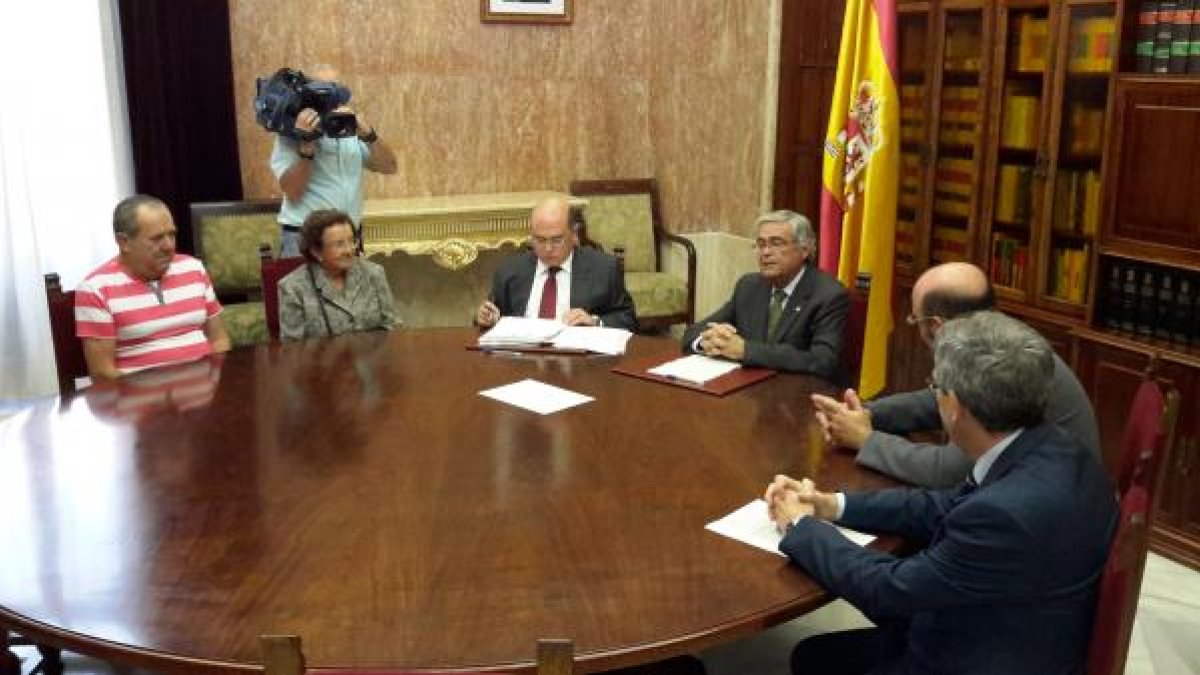 Dos de los propietarios de El Tagarete junto al notario y representantes de Subdelegación