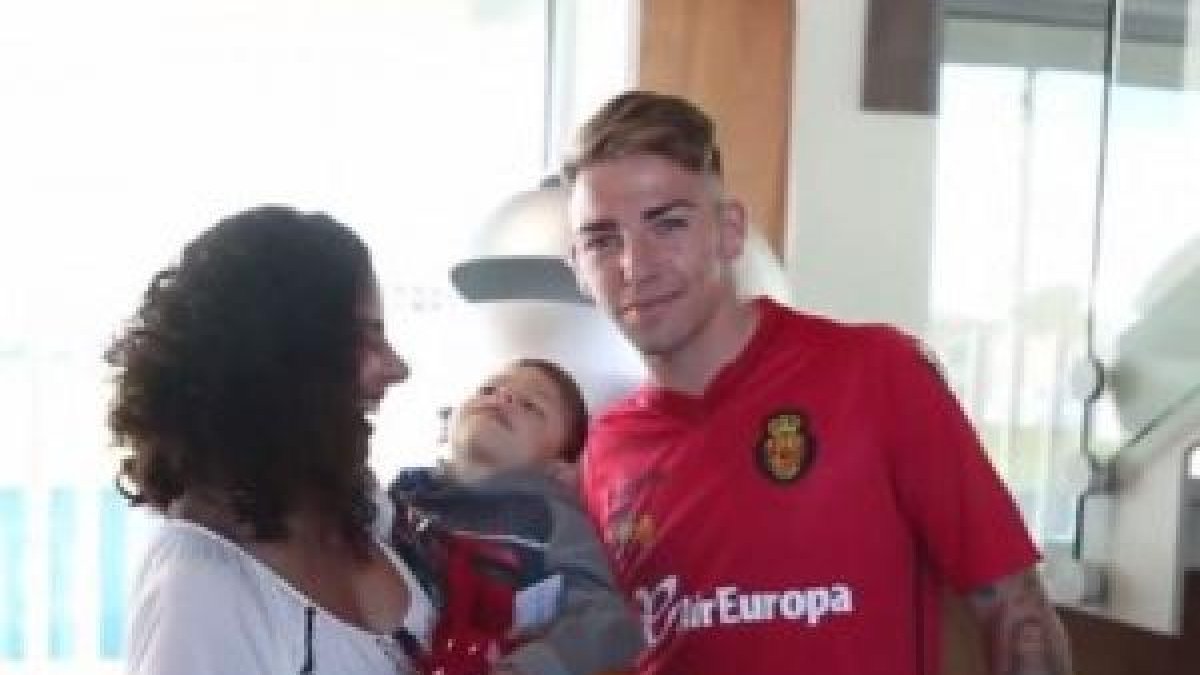 El jugador del Mallorca con el pequeño.