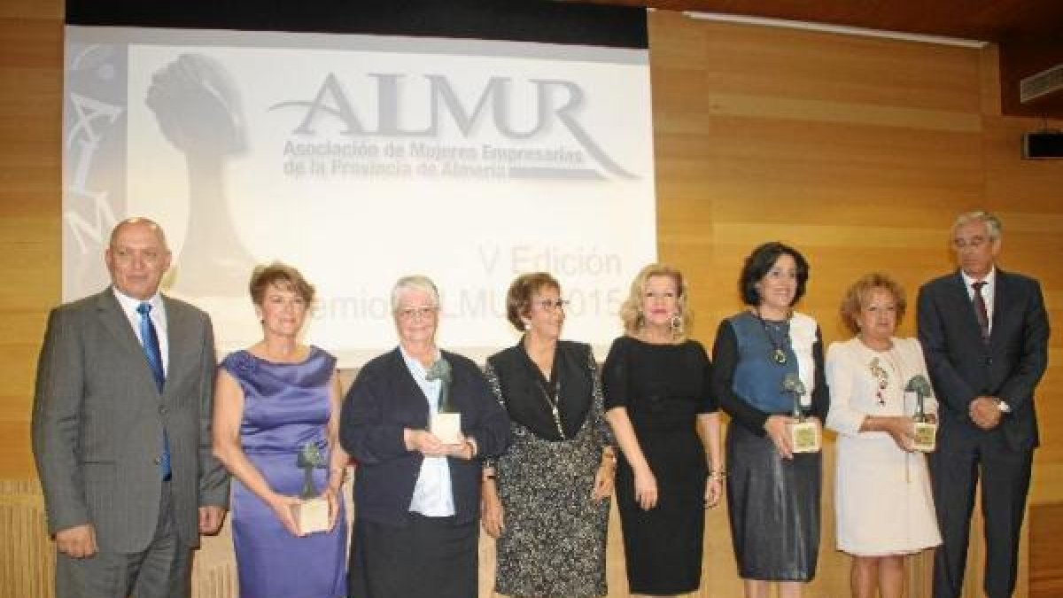 Las premiadas con responsables de Almur, Asempal y Cajamar