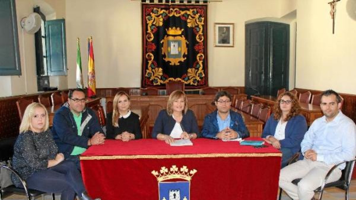 La alcaldesa y el equipo de Gobierno dan cuenta de la denuncia presentada.
