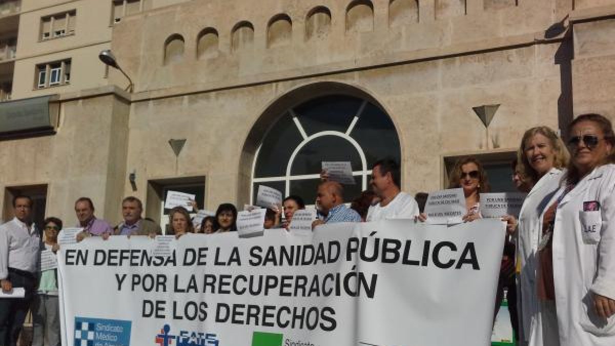 Sanitarios se concentran ante la puerta de la Bola Azul.