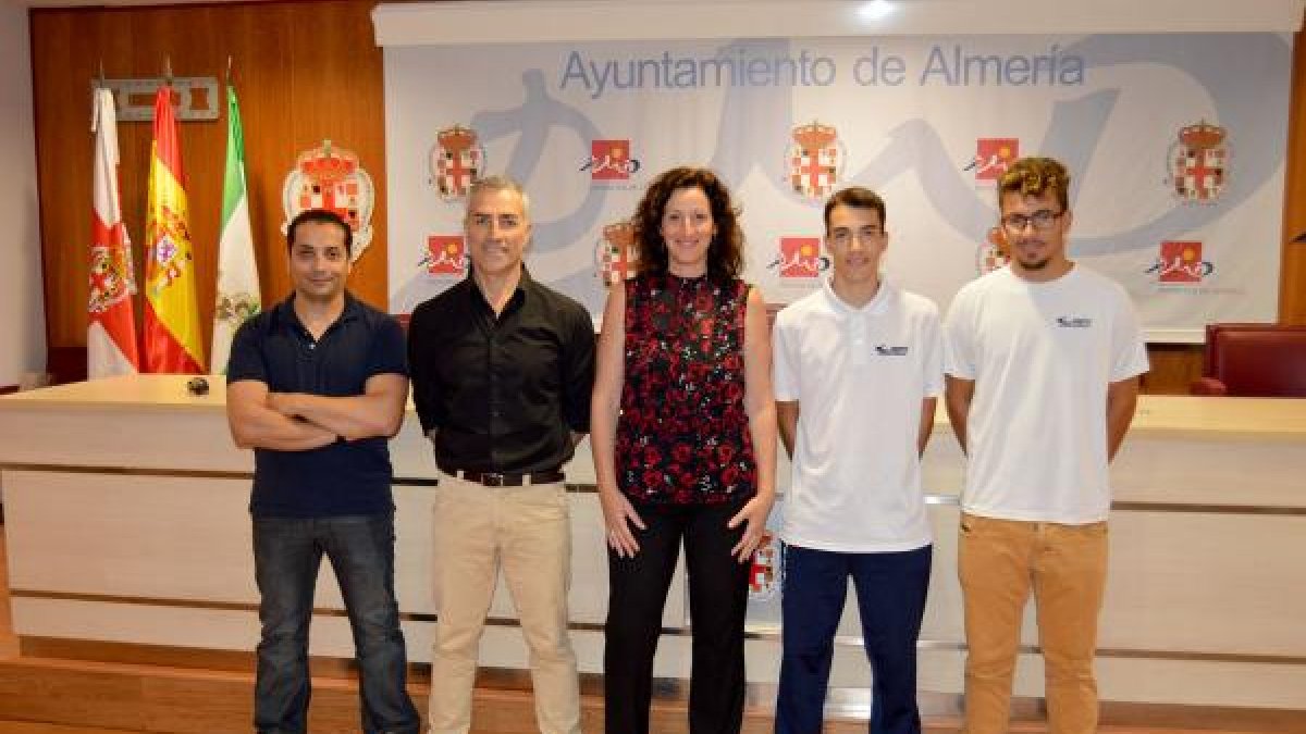 La concejala María Vázquez con los medallistas.