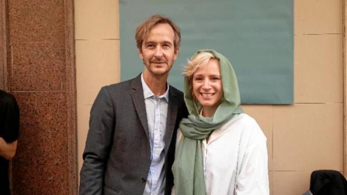 Los protagonistas de la serie posan para LA VOZ: Lars Brygmann e Iben Hjejle.