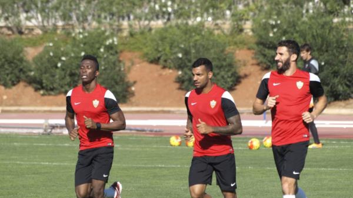Zongo, Michel y Cuéllar trabajando al margen.