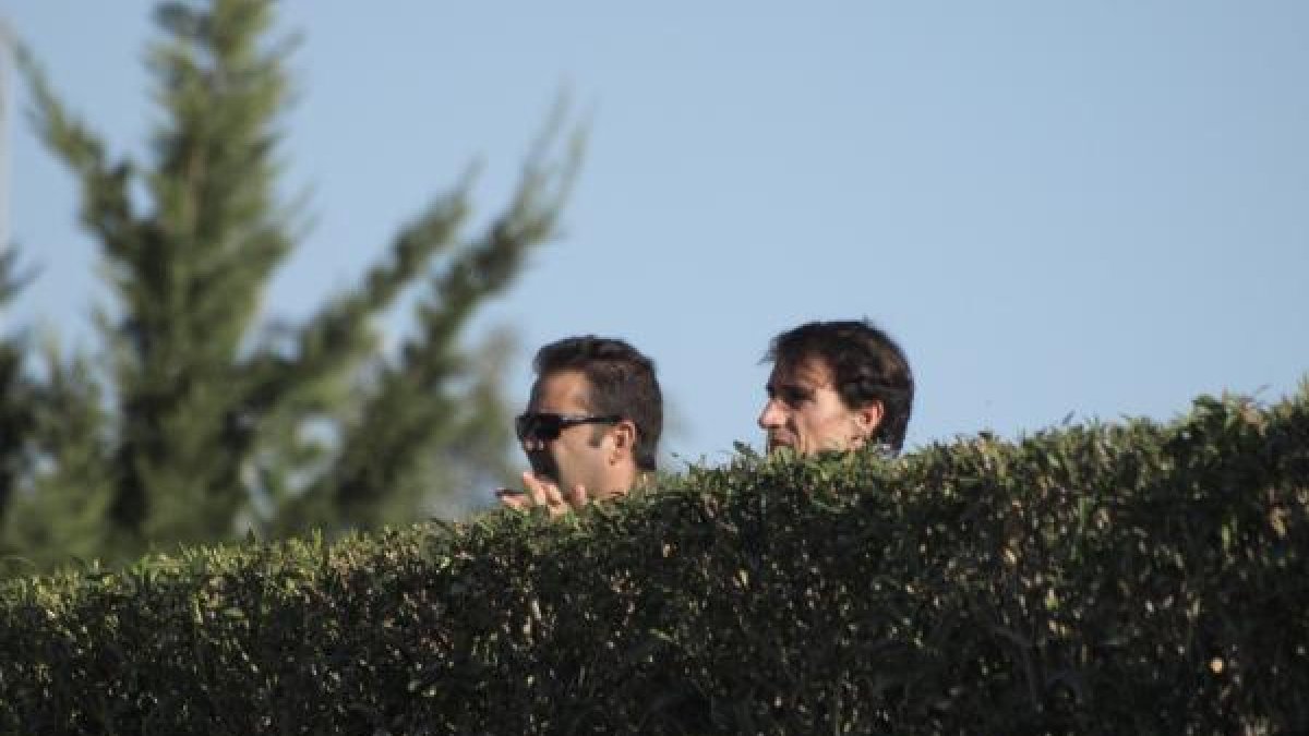 Benito y Catalina viendo el entrenamiento.