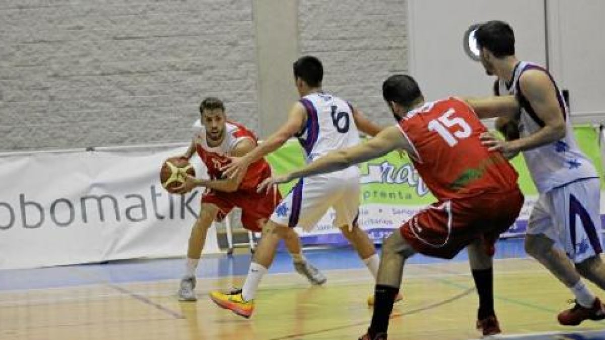 El base en plena acción de juego.