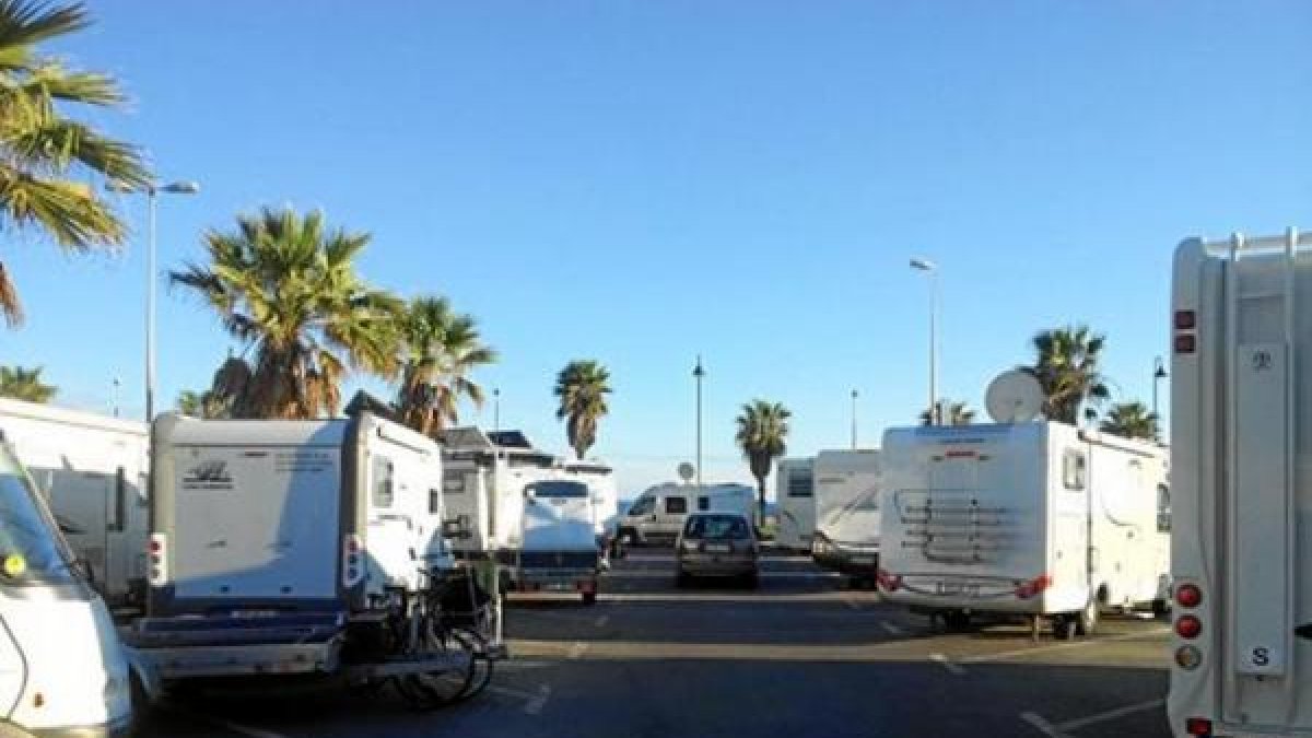 Autocaravanas aparcadas en la zona de Playa Serena.