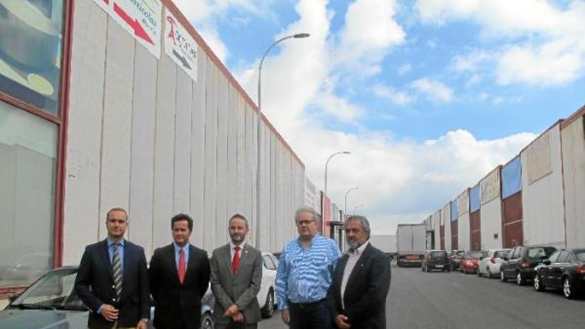 Autoridades durante la visita al polígono industrial.